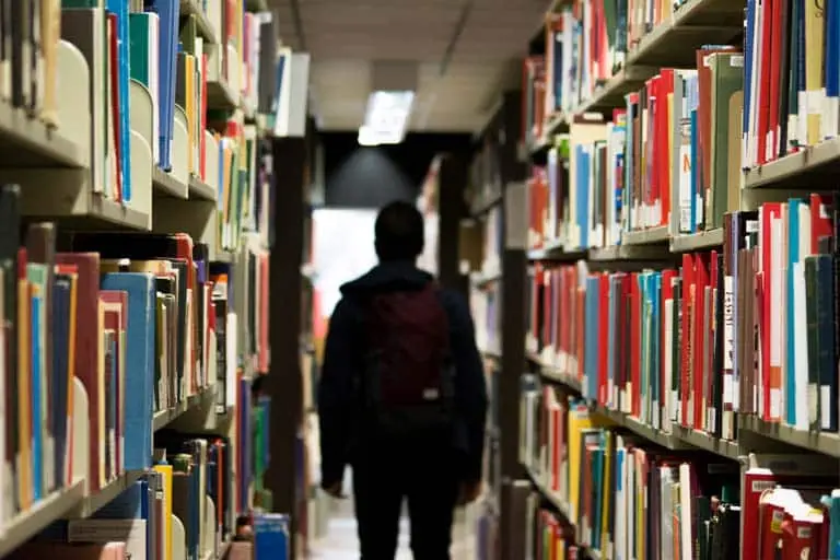 Student in Bibliothek - unbefristeter Aufenthalt