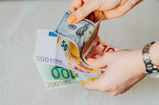 Mennyi pénzt kell keresnem ahhoz, hogy állandó tartózkodási engedélyt kapjak?