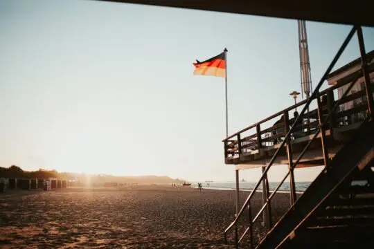 Auf diesem Bild ist eine Deutschland-Flagge am Stand zu sehen. Mit manchen Aufenthaltstiteln ist eine Einbürgerung nicht möglich