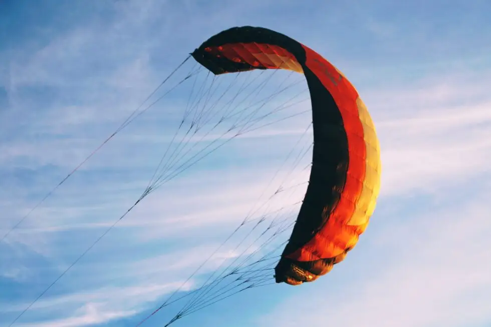 Auf diesem Bild ist ein Kite-Schirm mit den deutschen Nationalfarben zu sehen