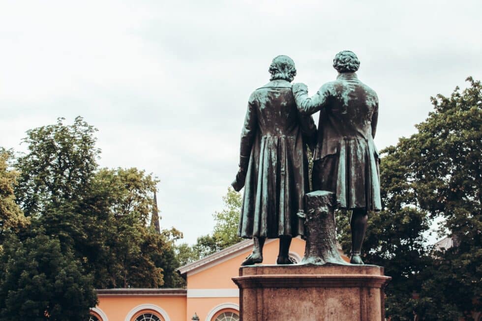 Auf diesem Bild sieht man ein Denkmal von Goethe und Schiller.
