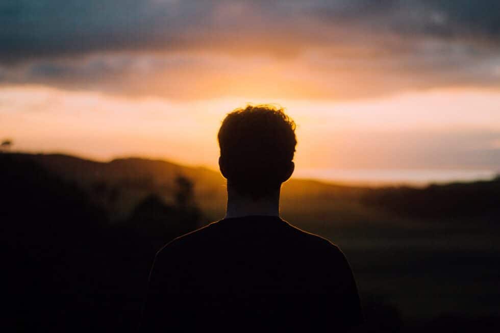 Na ovoj slici čovjek gleda u izlazak sunca. Postoji 5 sigurnih načina od tolerancije do prava na boravak.