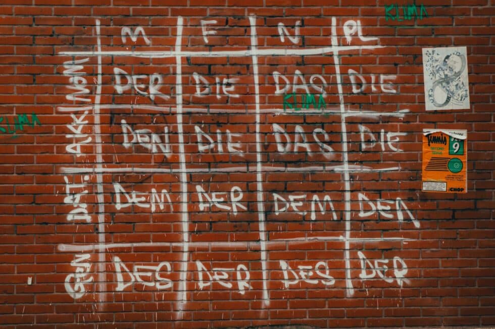 Trong bức ảnh này, bạn có thể thấy ngữ pháp tiếng Đức trên tường nhà. Các cách chia động từ khác nhau của tiếng Đức có thể được nhìn thấy.