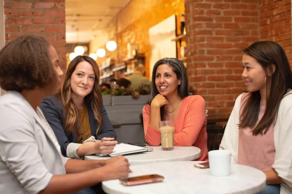 Auf diesem Foto sehen Sie verschiedene Frauen. Die Frauen unterhalten sich gemeinsam