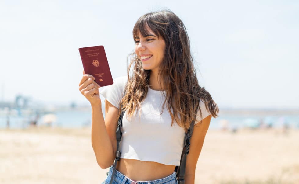 在这张照片中，您可以看到一位年轻女士拿着德国护照，非常开心。根据新的入籍法，3 年后即可入籍。