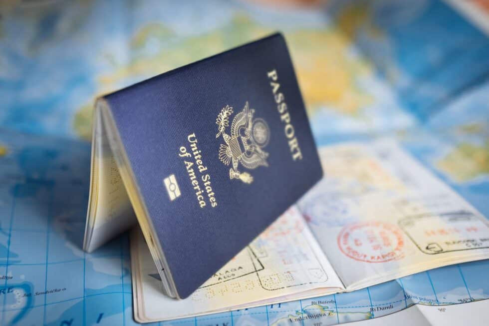 Auf diesem Bild ist ein amerikanischer Pass auf einer Weltkarte, Der US-Pass hat eine dunkelblaue Farbe