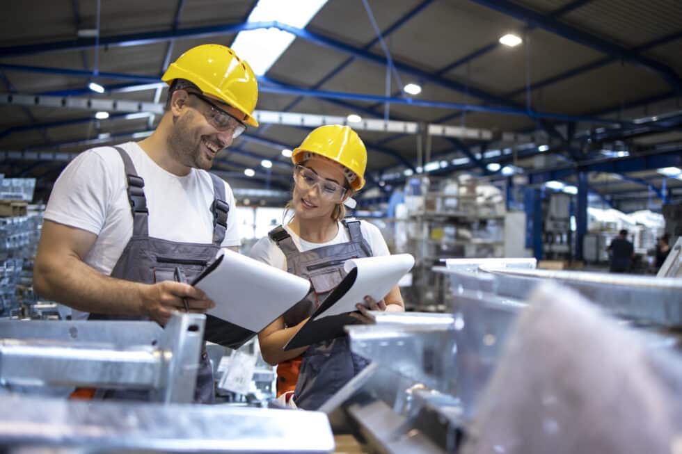Auf diesem Foto sehen Sie Fabrikarbeiter die in der Fabrik Ergebnisse der Produktion analysieren. Das neue Fachkräfteeinwanderungsgesetz erleichtert die Einwanderung ausländischer Fachkräfte nach Deutschland
