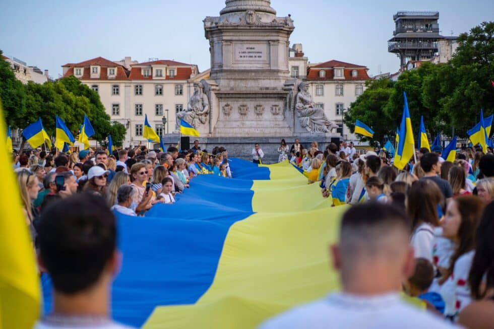 In this picture you can see people demonstrating with the Ukrainian flag. Dual citizenship plays an important role for Ukrainian citizens at Naturalization .