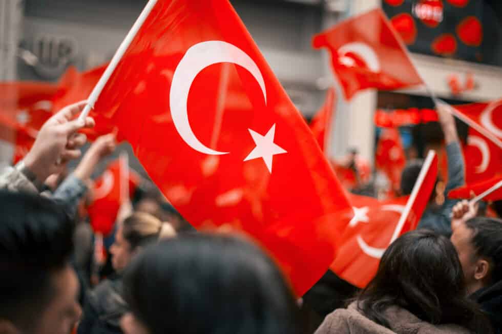 Auf diesem Foto sind Menschen. Sie schwenken die türkische Flagge., Die doppelte Staatsbürgerschaft Türkei soll mit dem geplanten neuen Einbürgerungsgesetz einfach werden