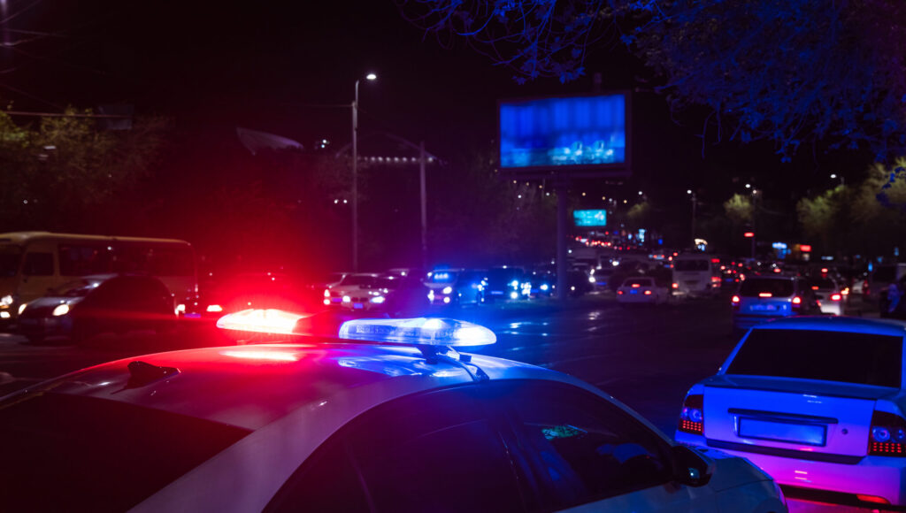 polizeiauto auf der strasse scaled
