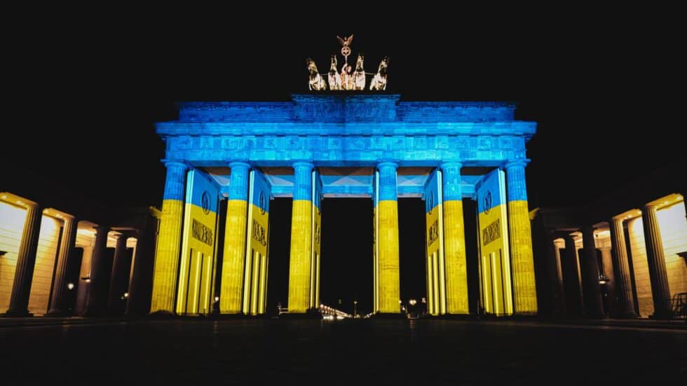 Cổng Brandenburg ở Berlin, được chiếu sáng bằng màu xanh và vàng quốc gia Ukraine, tượng trưng cho sự đoàn kết và ủng hộ Ukraine