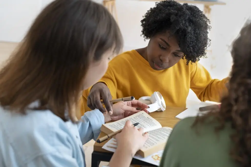 Drei junge Erwachsene unterschiedlicher Herkunft lernen gemeinsam, symbolisch für die Chancen, die § 16g AufenthG Ausreisepflichtigen durch Berufsausbildung bietet.