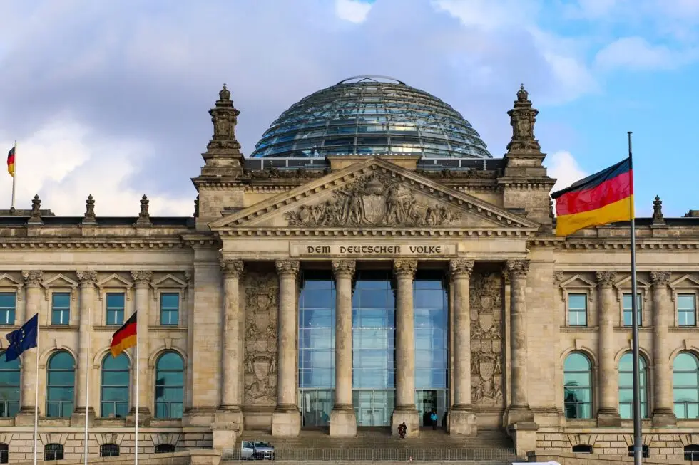 Budynek Reichstagu w Berlinie, siedziba niemieckiego Bundestagu, w dniu wejścia w życie nowej ustawy o naturalizacji. Nowa ustawa o naturalizacji wprowadza istotne zmiany i korzyści dla przyszłych obywateli.