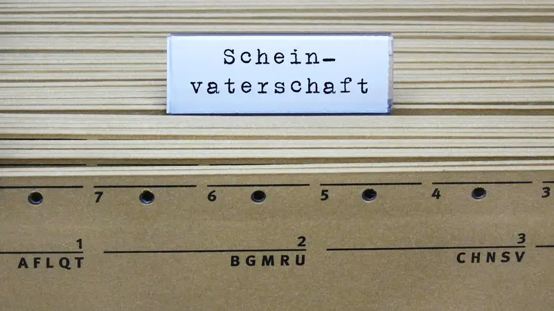 Dateiordner mit der Aufschrift ‚Scheinvaterschaft‘ – Neue Regelung der Bundesregierung zur Anerkennung von Vaterschaften ausländischer Väter mit Zustimmung der Ausländerbehörde.