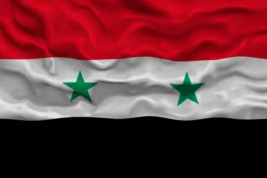 Die Nationalflagge Syriens, symbolisch für den Prozess der Einbürgerungen Syrien. Die Flagge zeigt horizontale Streifen in Rot, Weiß und Schwarz mit zwei grünen Sternen in der Mitte.