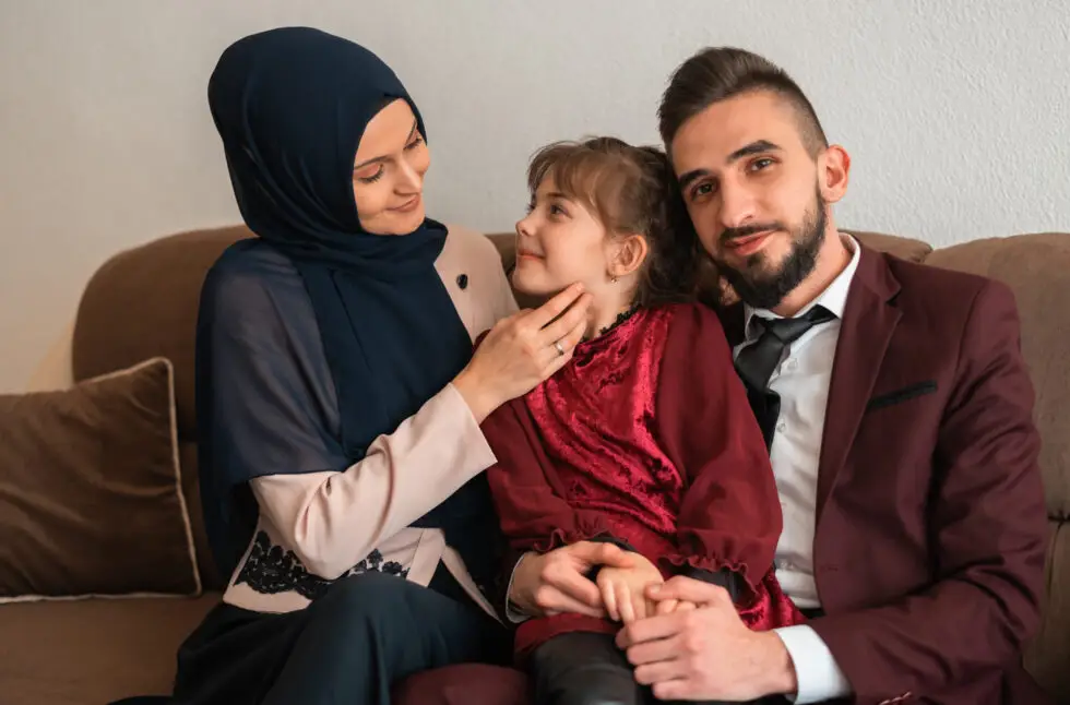 Glückliche syrische Familie, bestehend aus Vater, Mutter und Tochter, symbolisiert den Erfolg der Einbürgerungen Syrien und die Integration in Deutschland.