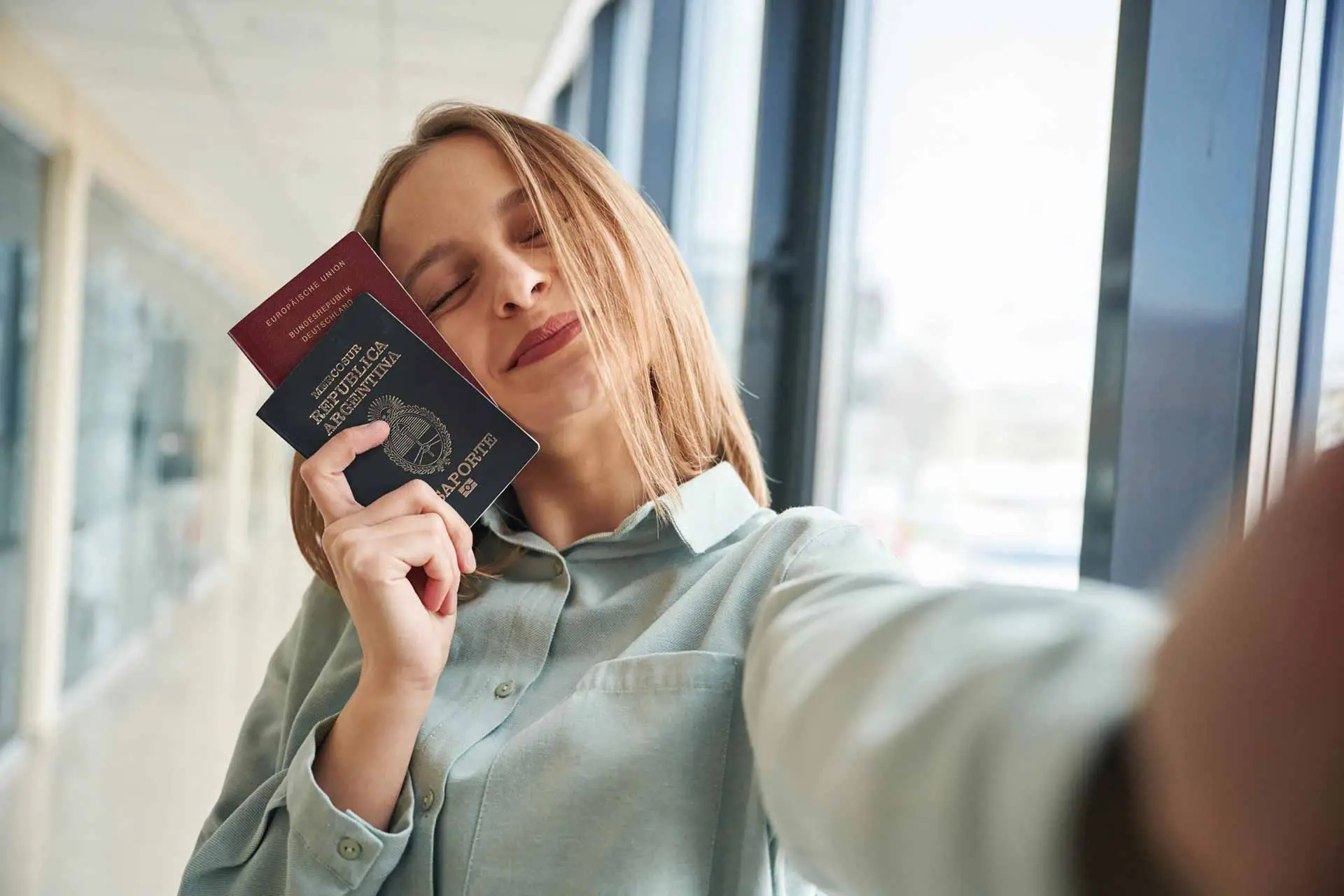 Eine Frau hält zwei Pässe in der Hand. Ein Beispiel für die doppelte Staatsbürgerschaft in Deutschland.