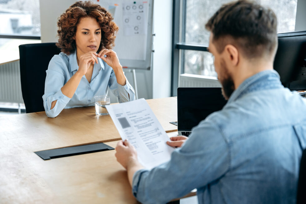 Gespräch einer ausländischen Arbeitnehmerin in Deutschland zu den Voraussetzungen zur Erwerbstätigkeit gemäß § 4a AufenthG.