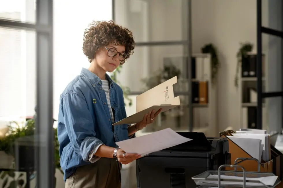 An employee of a German authority processes a file on Section 73 Residence Act and the participation requirements in the visa procedure.