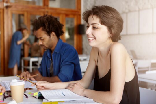 Ein Mann und eine Frau machen sich Notizen und üben. Symbol für die neuen Fragen zum Einbürgerungstest. Die Fragen zum Einbürgerungstest werden um 10 neue Fragen erweitert, die das jüdische Leben betreffen.