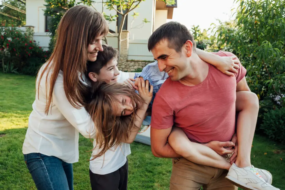 Bu fotoğrafta bahçede bir aile görüyorsunuz. Almanya'da aile birleşiminin sembolik görüntüsü