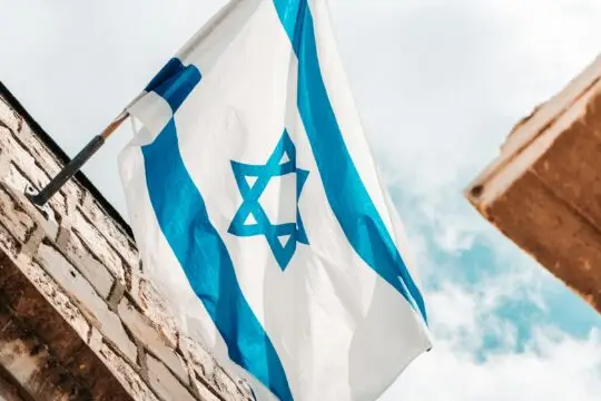 Das Bild zeigt die Flagge von Israel. Wer in Brandenburg die Einbürgerung will, muss sich künftig zum Existenzrecht Israels bekennen. Wie ist das in den anderen Bundesländern?