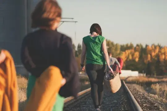 Das Bild zeigt eine Gruppe Asylsuchender. Europa verzeichnet weniger Asylanträge. Deutschland ist nicht mehr das Hauptziel für Asylsuchende. Asylanträge aus Syrien sinken ebenfalls.