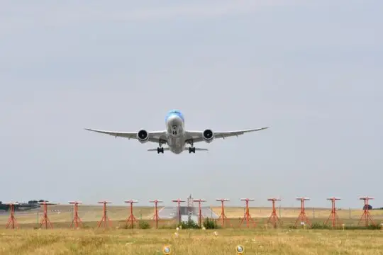 Das Bild zeigt ein Flugzeug, das startet. Bundesinnenminister Alexander Dobrindt schlägt vor, dass EU-Staaten bei Abschiebungen künftig enger zusammenarbeiten und Rückführungen gegenseitig übernehmen. Dabei soll Deutschland Abschiebungen nach Afghanistan koordinieren.