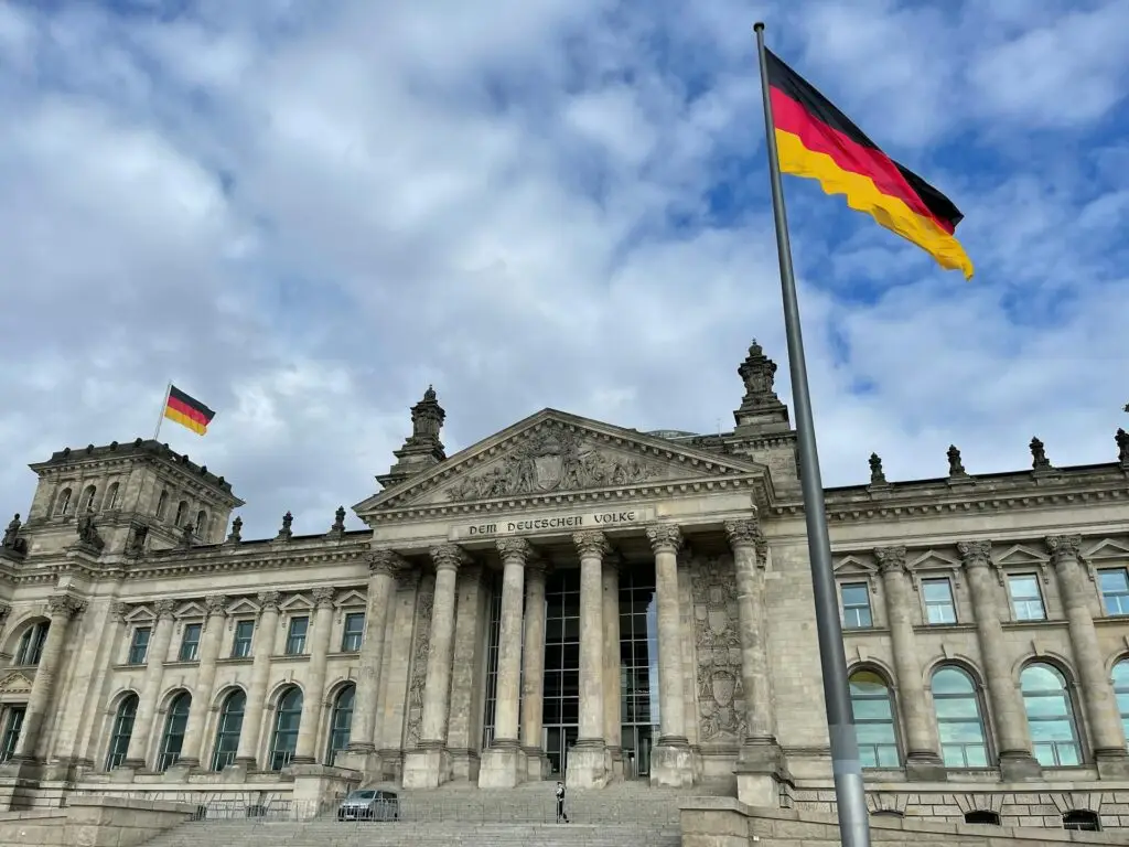 Das Bild zeigt das Reichstagsgebäude in Berlin. Der Bundestag hat entschieden: Die Turbo-Einbürgerung wird abgescjafft. Künftig Einbürgerung erst nach fünf Jahren rechtmäßigem Aufenthalt.