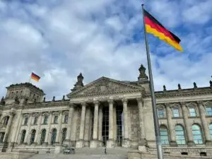 Aus für Turbo-Einbürgerung - Bundestag stimmt gegen deutschen Pass nach drei Jahren