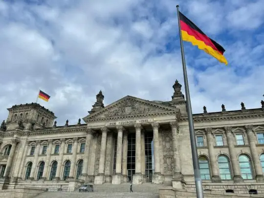 Das Bild zeigt das Reichstagsgebäude in Berlin. Der Bundestag hat entschieden: Die Turbo-Einbürgerung wird abgescjafft. Künftig Einbürgerung erst nach fünf Jahren rechtmäßigem Aufenthalt.