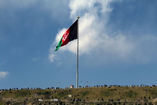 Das Bild zeigt die Afghanische Landesflagge in Afghanistan. Mit dem Ziel, bald regelmäßig Abschiebungen nach Afghanistan durchzuführen, verhandelt die Bundesregierung aktuell mit Vertretern der Taliban-Regierung in Kabul.