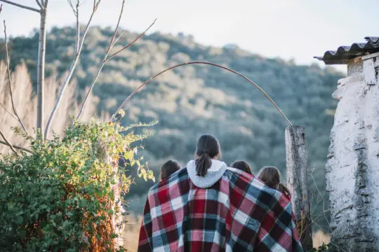 Das Bild zeigt eine Gruppe bzw. Familie von Flüchtlingen. Deutschland könnte im kommenden Jahr vorübergehend weniger Asylsuchende aufnehmen. Die Bundesregierung kann unter der GEAS Reform eine Ausnahme beantragen, Was bedeutet das für Asylsuchende?