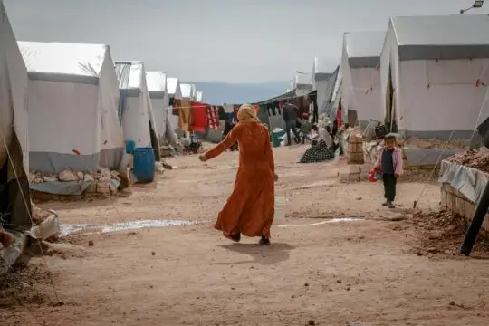 Das Bild zeigt ein Fl+chtlingscamp in Syrien. Das BAMF lehnt aktuell deutlich mehr Asylanträge syrischer Staatsangehöriger ab. Grund dafür ist laut Behörde die veränderte Lage nach dem Ende des Bürgerkriegs in Syrien. Was bedeutet das für Betroffene?