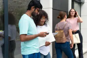 Urteil: Kündigung in der Ausbildung - Warum der Aufenthaltstitel nicht automatisch entfallen darf