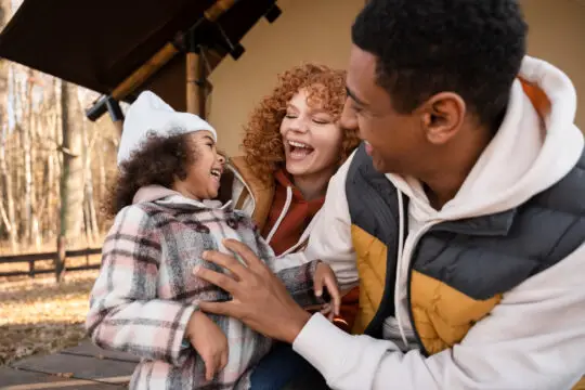 Das Bild zeigt eine Familie mit Migrationshintergrund. Die Bundesregierung plant strengere Regeln bei der Anerkennung von Vaterschaften mit Auswirkungen auf das Aufenthaltsrecht. In bestimmten Fällen sollen Ausländerbehörden künftig vor der Anerkennung prüfen.