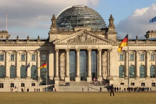 Das Bild zeigt den deutschen Bundestag in Berlin bzw. das Reichstagsgebäude. Die AfD fordert einen vorübergehenden Stopp aller Einbürgerungen und Aufenthaltstitel. Anlass sind Betrugsfälle bei Sprachtests. Was genau steht im Antrag – und wie reagieren die anderen Parteien?