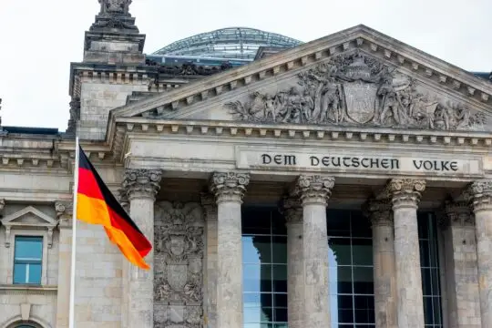 The picture shows the Bundestag or Reichstag in Berlin. The Bundestag is debating a motion by the Green Party. They are calling for secure residency rights for Syrians and family reunification for those entitled to subsidiary protection.
