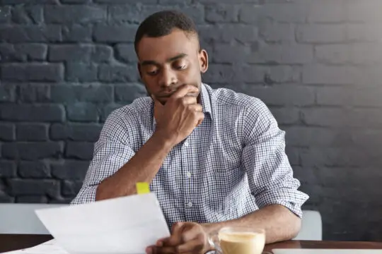 Imaginea simbolizează un bărbat provenit din mediul imigranților, care depune o cerere de naturalizare în Germania. După mai multe cazuri de fraudă în legătură cu testele de limbă, partidul CDU solicită suspendarea naturalizărilor în cazurile suspecte.