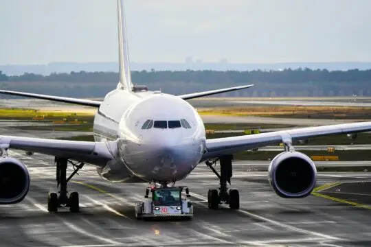 La photo montre un avion à l'aéroport. Elle symbolise le fait que le gouvernement fédéral a annoncé une nouvelle loi visant à accélérer les expulsions. Qui est concerné et que sait-on à ce jour ?
