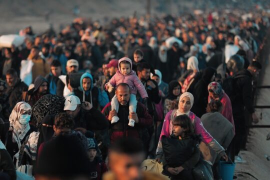 La photo montre un grand groupe de réfugiés et de demandeurs d'asile. La nouvelle législation européenne en matière d'asile entre en vigueur. Quels changements cela implique-t-il pour les demandeurs d'asile ?