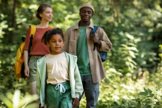 The image symbolically depicts a family with an immigrant background. The Bundestag has passed a new law. In the future, immigration authorities will be required to review and approve cases in certain instances before paternity is recognized.