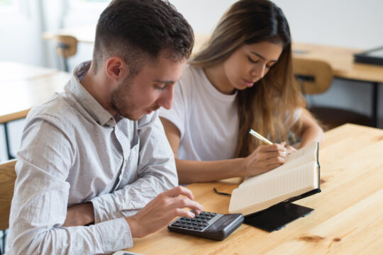 The image symbolically depicts two people applying for German citizenship ( Naturalization ) in Germany. Currently, several federal states are calling for the naturalization fee to be raised from 255 euros to 500 euros.